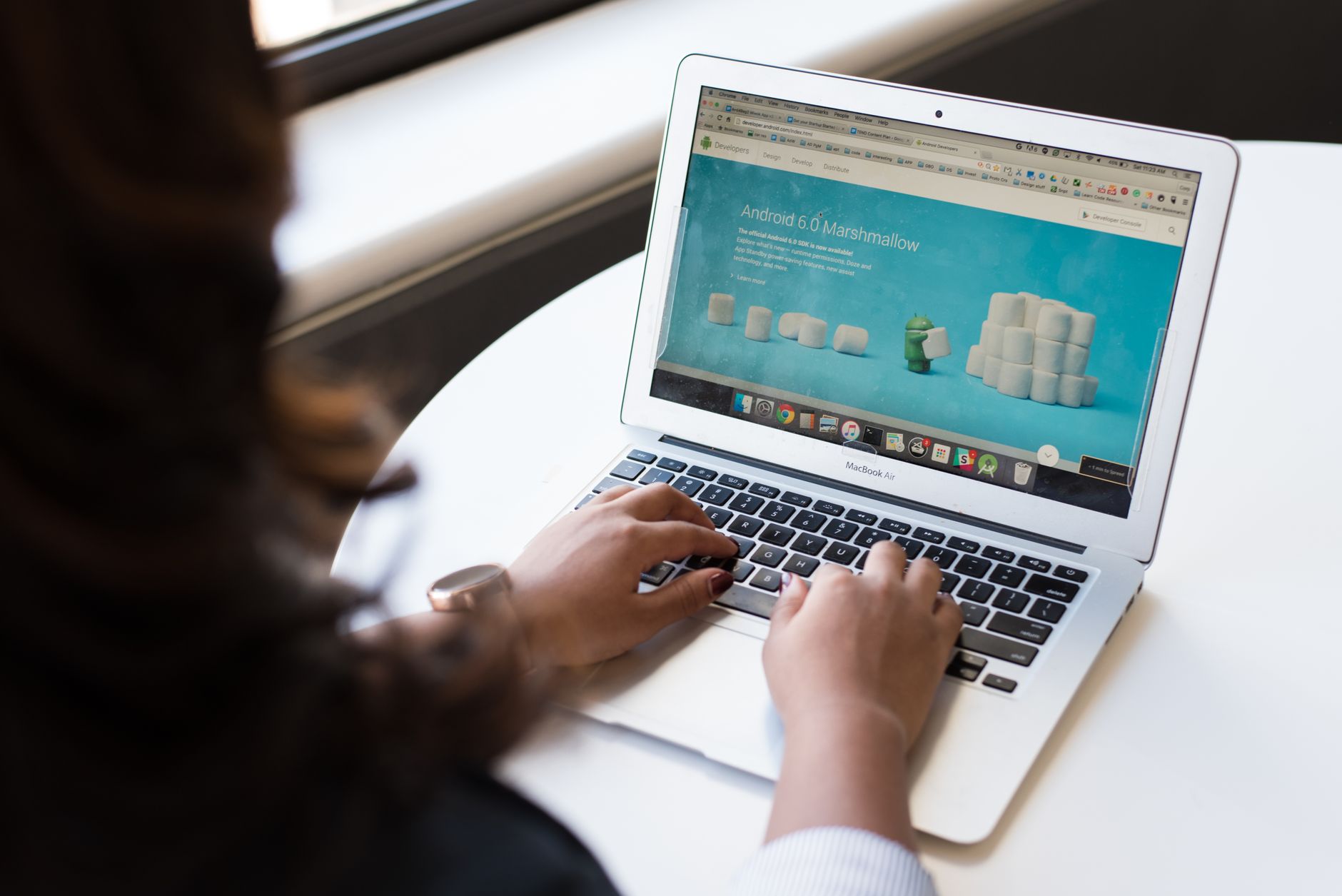 Businesswoman working on laptop with Android 6.0 Marshmallow webpage open. — The Starting of the Best Maps Marketing Now